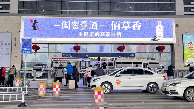 長沙南站廣告價(jià)格收費(fèi)，長沙南高鐵站進(jìn)站口打卡點(diǎn)門楣LED大屏廣告