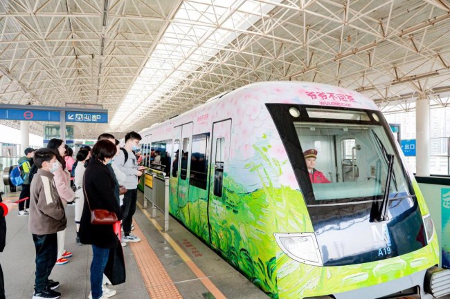 武漢地鐵廣告價(jià)格收費(fèi)，武漢地鐵列車(chē)廣告內(nèi)外包車(chē)廣告櫻花案例圖