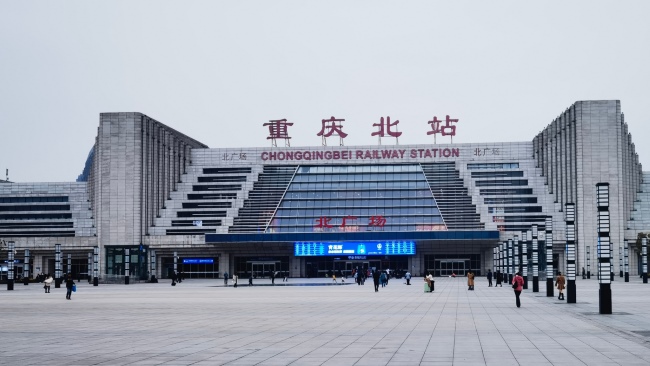 重慶北站廣告價(jià)格收費(fèi)，重慶北高鐵站進(jìn)站口打卡點(diǎn)門(mén)楣LED大屏廣告