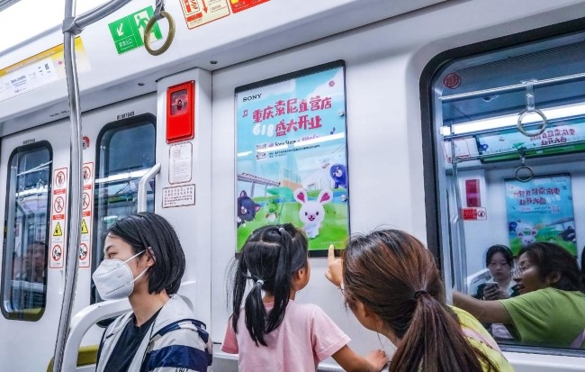 重慶輕軌2號線列車廣告穿樓網(wǎng)紅景點(diǎn)，重慶地鐵列車廣告價(jià)格