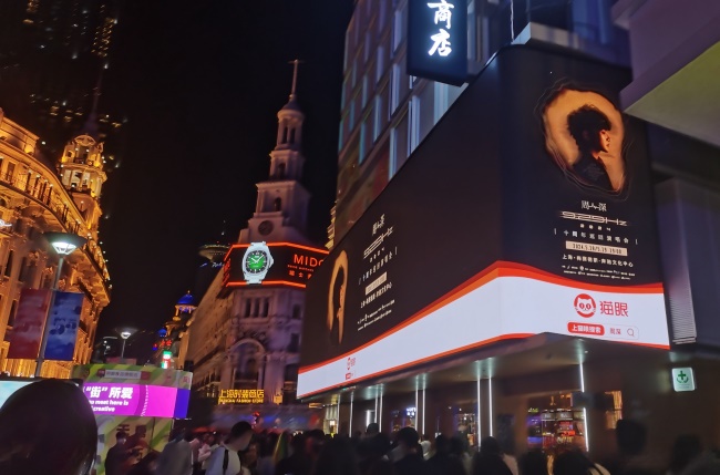 上海黃浦南京東路世紀廣場戶外折角LED屏廣告，上海LED大屏廣告價格