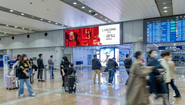 北京首都機場LED大屏廣告價格，北京機場T2到達迎客大廳電子屏廣告