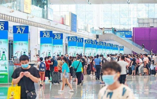深圳北站候車大廳檢票口LED立式聯(lián)排電子屏，深圳北高鐵站廣告價(jià)格