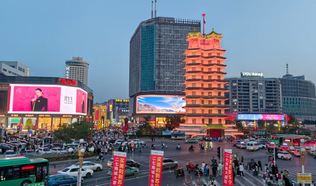 鄭州亞細(xì)亞卓悅城LED巨屏廣告價(jià)格，鄭州二七廣場(chǎng)弧形老鳳祥大屏廣告