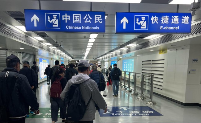 深圳羅湖口岸往香港過關(guān)必經(jīng)通道燈箱廣告牌，羅湖口岸廣告價(jià)格