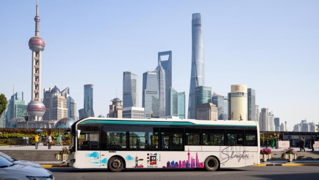 上海公交廣告車身貼紙巴士廣告線路案例圖，上海公交車巴士廣告價(jià)格收費(fèi)