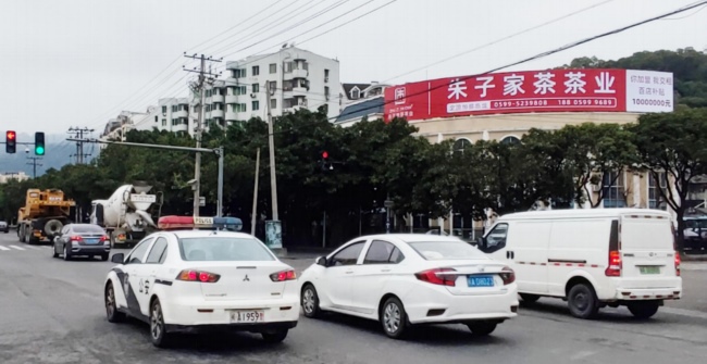 福州馬尾福馬路快安路交叉口樓頂廣告牌，福州戶外大牌廣告價(jià)格