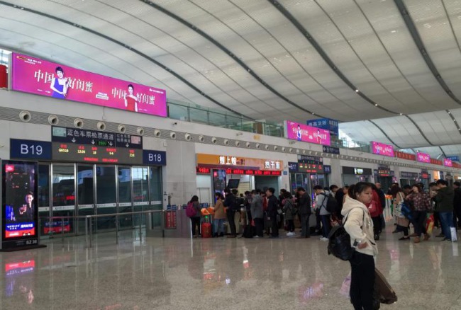 深圳北站候車大廳檢票口燈箱廣告，深圳北高鐵站廣告價(jià)格