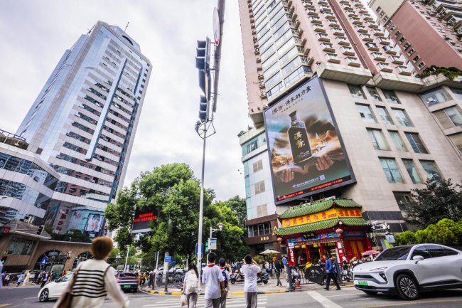 貴陽(yáng)南明荔星名店路口同仁堂上方LED廣告，貴陽(yáng)LED大屏廣告價(jià)格收費(fèi)