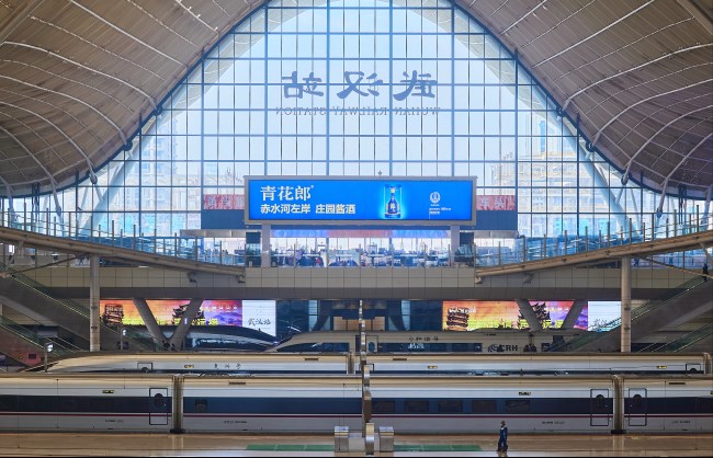武漢站高鐵站臺(tái)層中庭上空巨型燈箱廣告，武漢高鐵站廣告牌價(jià)格收費(fèi)