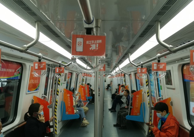 東莞地鐵車廂內(nèi)包車廣告站臺(tái)蔽門貼廣告案例，東莞地鐵廣告牌價(jià)格