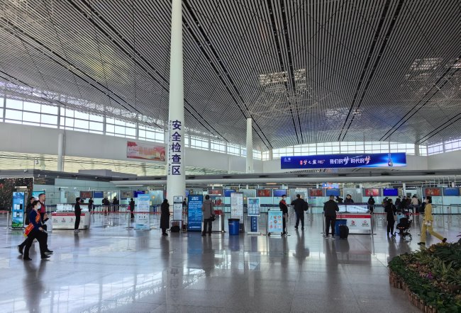 天津濱海機場出發(fā)大廳安檢口正上方LED大屏廣告，天津機場廣告價格
