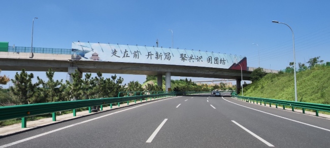 青島機(jī)場(chǎng)高速跨線橋圍擋廣告牌，青島膠東機(jī)場(chǎng)高速大牌廣告價(jià)格