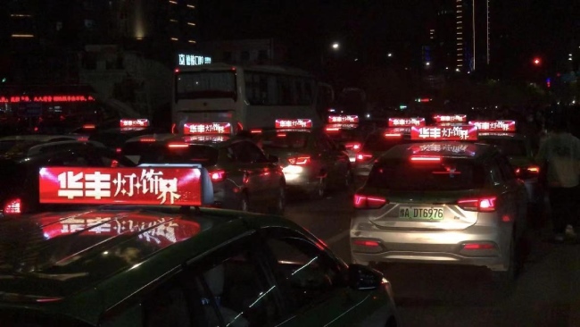 鄭州出租車(chē)頂LED彩屏廣告價(jià)格，鄭州出租車(chē)頂屏廣告投放優(yōu)勢(shì)案例圖