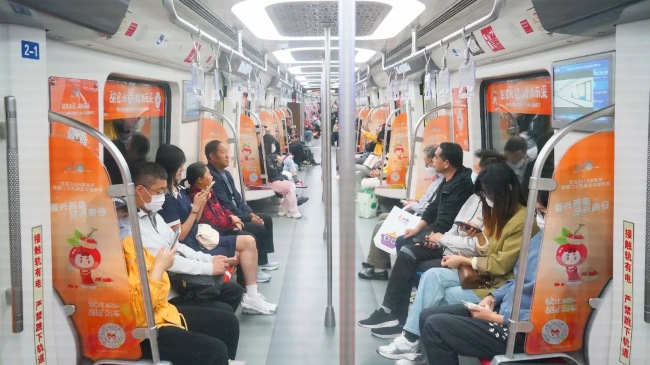 青島地鐵車(chē)廂內(nèi)貼紙內(nèi)包車(chē)創(chuàng)意車(chē)廂廣告，青島地鐵列車(chē)廣告價(jià)格