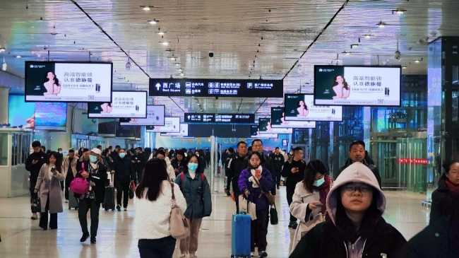 青島北站到達(dá)出站換乘通道LED吊屏廣告大牌，青島北高鐵站廣告價(jià)格