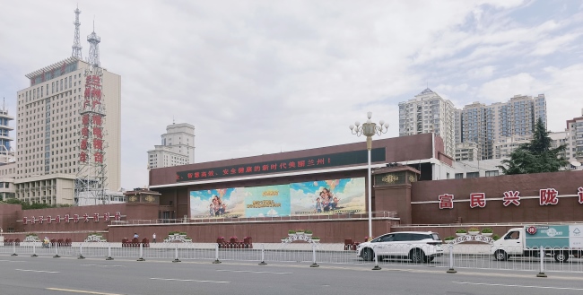 蘭州城關(guān)東方紅廣場主席臺(tái)戶外LED橫屏廣告投放，蘭州LED屏廣告價(jià)格