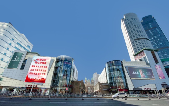 天津和平區(qū)南京路國際商場外立面大牌燈箱廣告，天津大牌廣告價(jià)格