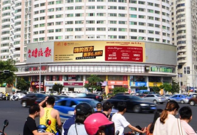 海口瓊山龍昆南路紅城湖路匯隆外墻LED橫屏，海口LED大屏廣告價(jià)格