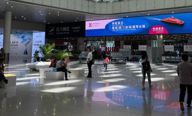 深圳機(jī)場(chǎng)到達(dá)接機(jī)口上方LED橫屏廣告牌，深圳寶安機(jī)場(chǎng)大屏廣告價(jià)格