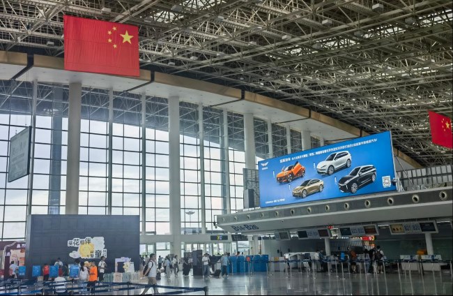 南昌機場出發(fā)大廳值機島燈箱廣告高空大牌，南昌昌北機場廣告價格