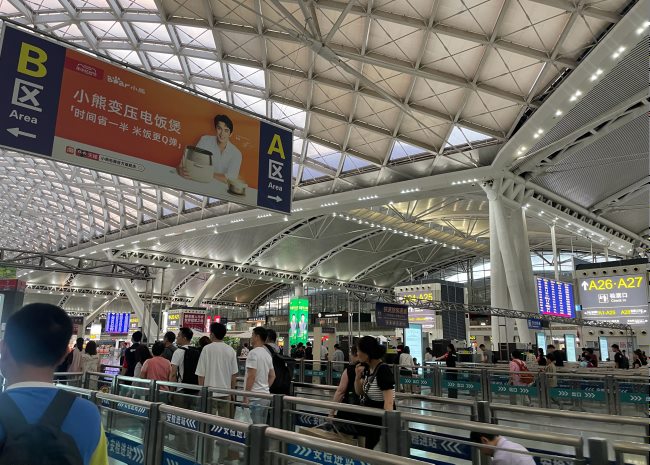 ?廣州南高鐵站候車大廳中央懸掛吊旗看板廣告牌，廣州南站廣告價格