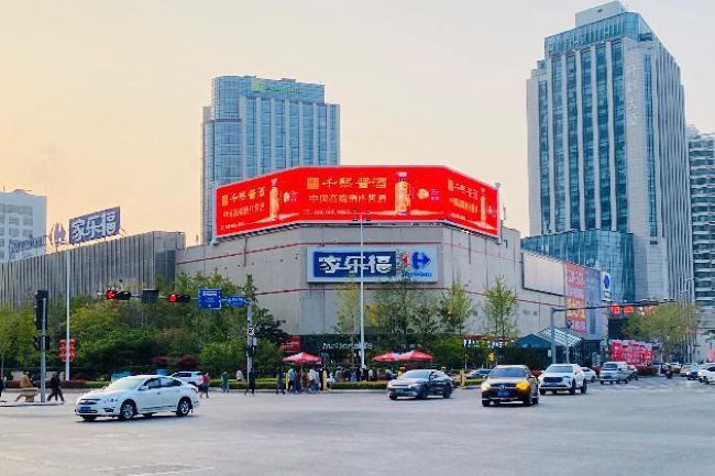 青島香港中路家樂福樓頂LED高雄路外墻大屏廣告，青島大屏廣告價(jià)格