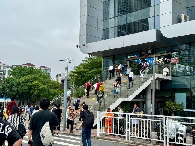深圳福田口岸入口大廳出境方向正迎面廣告牌，福田口岸廣告價(jià)格