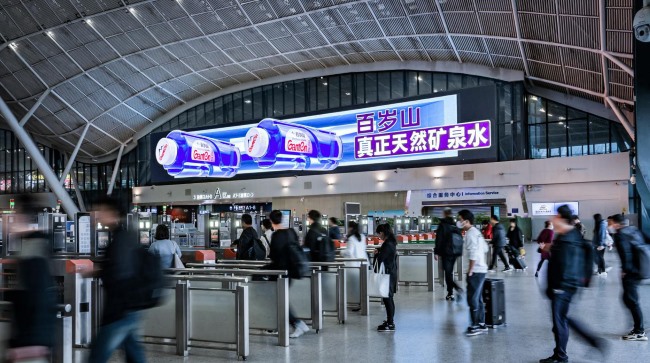 武漢高鐵站進站大廳北側上方巨型LED橫屏，武漢火車站大屏廣告價格