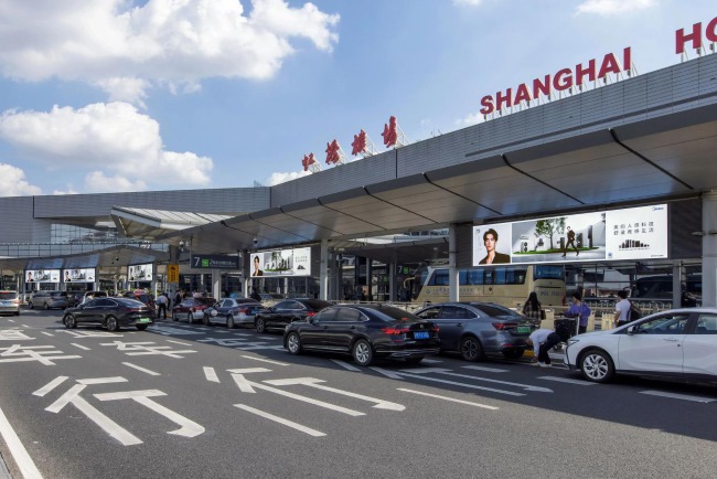 上海虹橋機(jī)場出發(fā)戶外落客圍擋LED橫屏廣告，上海機(jī)場大屏廣告價(jià)格