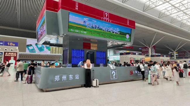 鄭州東站候車(chē)大廳中央服務(wù)臺(tái)上方LED廣告，鄭州東高鐵大屏廣告價(jià)格