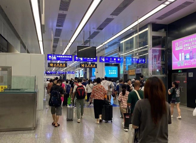 深圳福田口岸三層邊檢大廳燈箱廣告，深圳福田口岸往香港廣告價(jià)格