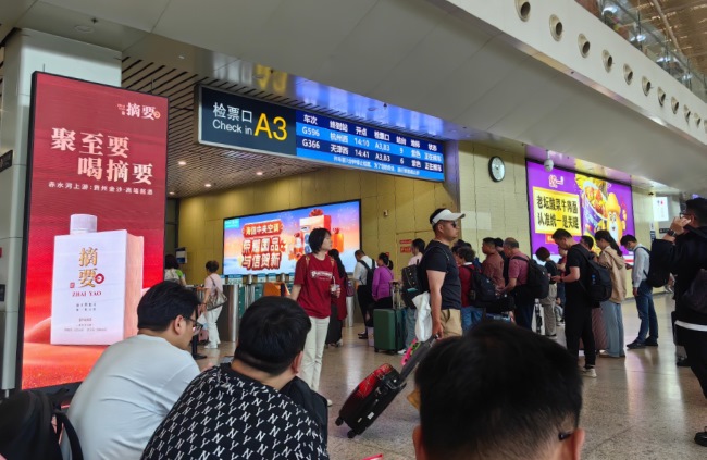 武漢高鐵站候車大廳檢票口燈箱，武漢火車站大屏廣告價格