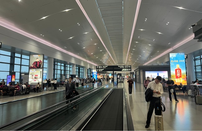 南京機(jī)場(chǎng)出發(fā)候機(jī)大廳燈箱廣告投放，南京祿口機(jī)場(chǎng)廣告價(jià)格