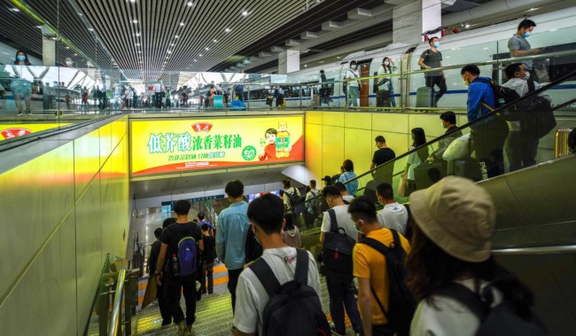 廣州南高鐵站站臺(tái)到達(dá)扶梯廣告投放，廣州南站燈箱廣告價(jià)格