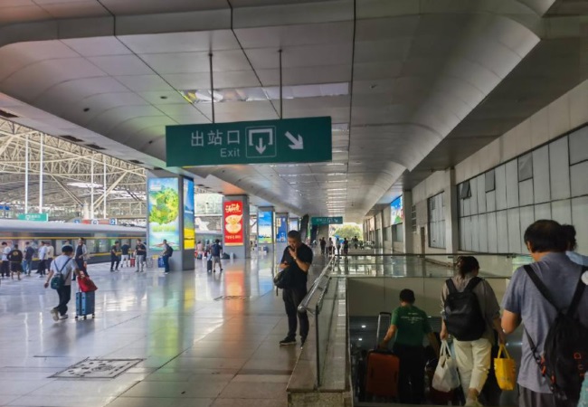 南京站高鐵站臺燈箱廣告牌投放，南京火車站大屏廣告價格