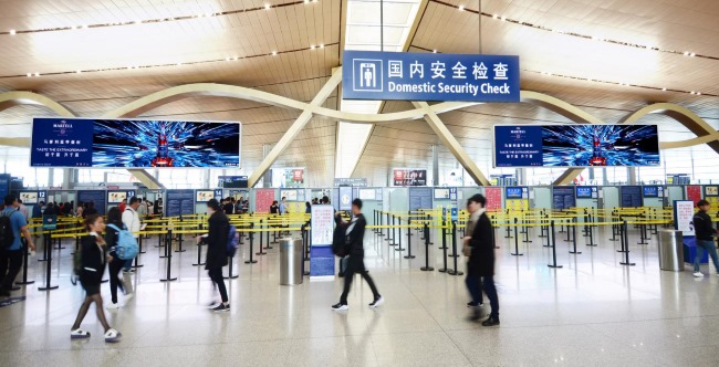 昆明長(zhǎng)水機(jī)場(chǎng)出發(fā)安檢上方LED廣告牌，昆明機(jī)場(chǎng)大屏廣告價(jià)格