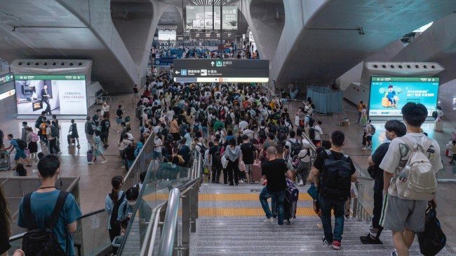廣州南站出站通道燈箱廣告投放，廣州南高鐵站大屏廣告價格