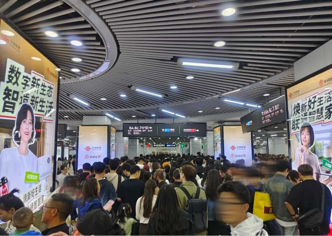 長沙地鐵五一廣場換乘站廳包柱燈箱廣告，長沙地鐵廣告價(jià)格