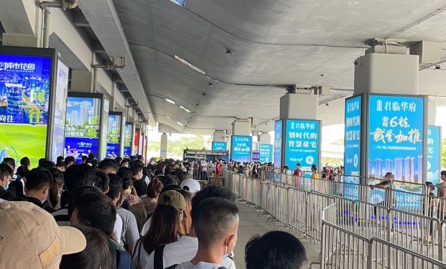 湛江西站進(jìn)出站廣場戶外包柱燈箱廣告，湛江西高鐵站廣告價格