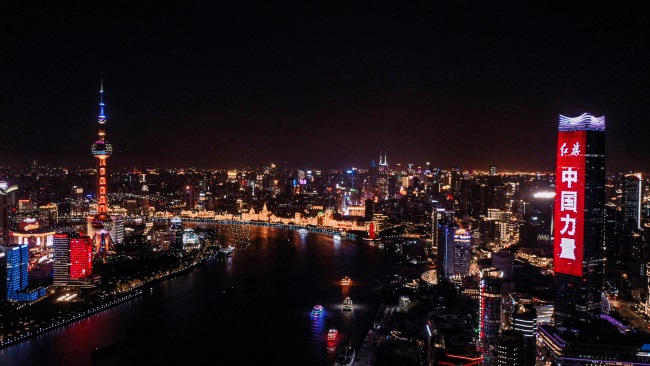 上海外灘地標白玉蘭樓體戶外LED廣告投放，上海燈光秀廣告價格