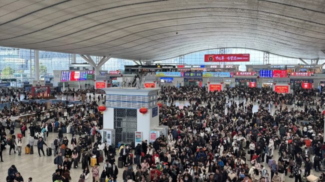 深圳北站候車大廳檢票口上方LED，深圳北高鐵大屏廣告價格