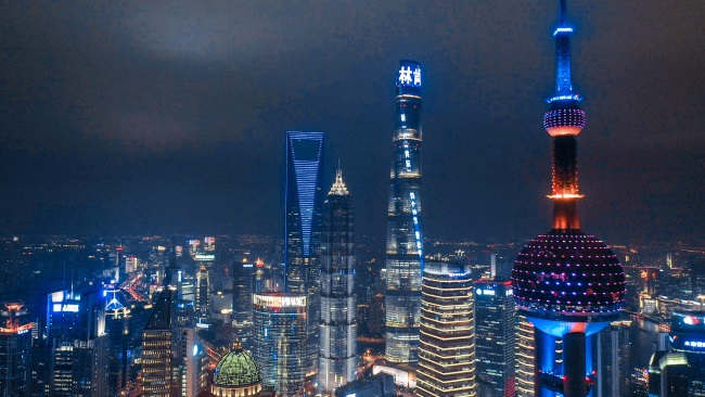 上海中心大廈塔身大屏廣告投放，上海外灘燈光秀LED廣告價格
