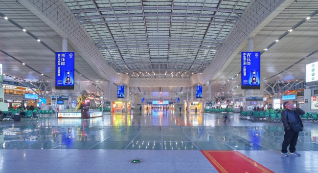 長(zhǎng)沙南高鐵站候車(chē)大廳中央立柱LED廣告，長(zhǎng)沙南站大屏廣告價(jià)格