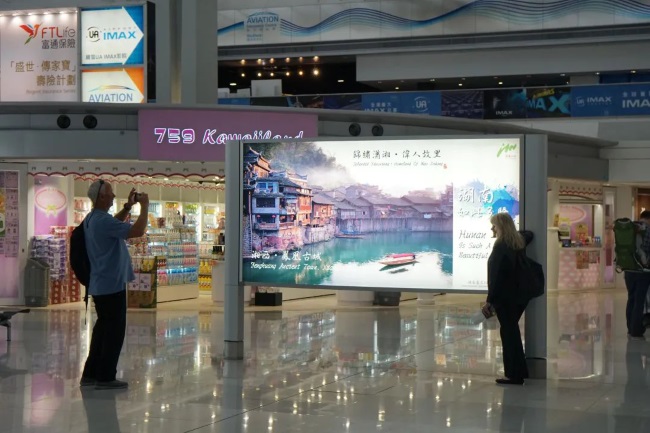 香港機場廣告有哪些形式？預(yù)算100萬左右怎樣投放效果更好？第一戶外傳媒代理發(fā)布香港機場廣告是否值得信賴？