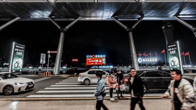 詳細(xì)介紹一下貴陽龍洞堡機(jī)場媒體位置，并說明第一戶外傳媒代理哪些廣告位？
