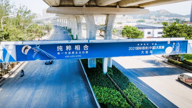 青島李滄重慶中路天橋燈箱大牌廣告投放，青島戶外廣告價格