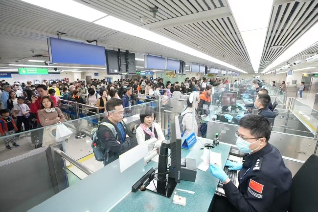 深圳羅湖口岸入境墻面燈箱廣告投放，羅湖口岸通道大屏廣告價格