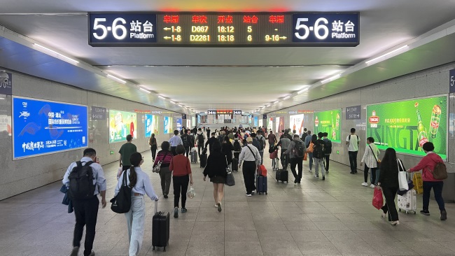潮汕高鐵站進(jìn)站通道兩側(cè)墻面燈箱廣告投放，潮汕站廣告價(jià)格