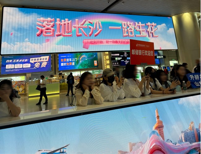 長沙黃花機(jī)場到達(dá)迎客廳LED廣告投放，長沙機(jī)場大屏廣告價(jià)格